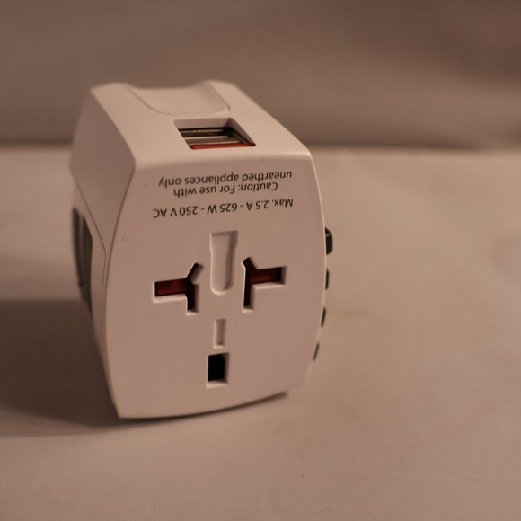 SKROSS Universal Adapter for Travel – Retail $33 - Picture 4 of 6